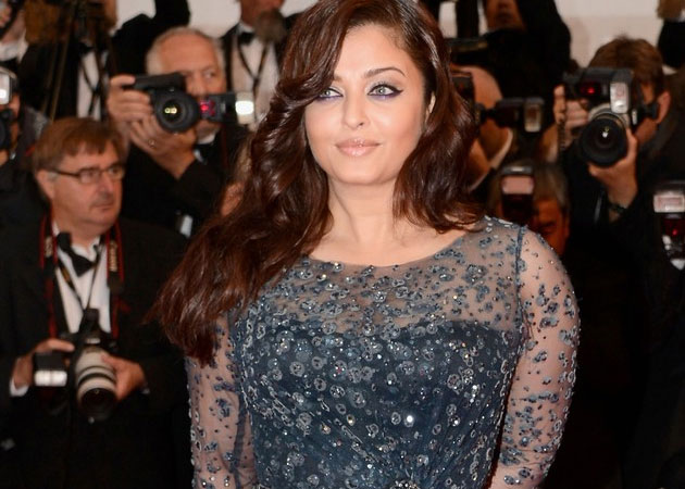 If rumours are to be believed, Aishwarya Rai Bachchan will soon be seen in a Hollywood film co-starring Billy Zane of Titanic fame.  According to a source, "Aishwarya has been approached by director Daniel Silva for his upcoming film that also stars Billy Zane, TV actress Sara Khan and singer Lucky Ali."  Sara Khan confirmed the news and said, "I have signed the film. I have been told the makers have approached Aishwarya. We will start shooting in Los Angeles from September 13, 2012. It's a thriller film and I am playing Billy's wife." Aishwarya Rai Bachchan however has not confirmed the news. The new mom, who had taken a sabbatical from Bollywood, is said to be working hard to look fit for this project.
